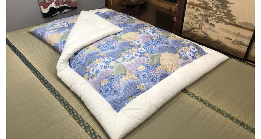 Kakebuton duvet with traditional Japanese floral pattern
